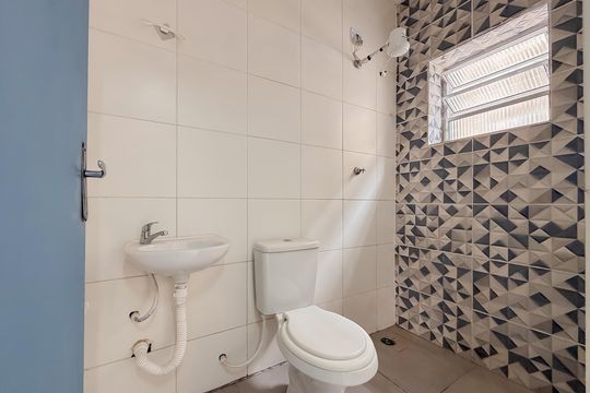 Banheiro de kitnet/studio para alugar com 1 quarto, 18m² em Cambuci, São Paulo