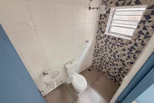 Banheiro de kitnet/studio para alugar com 1 quarto, 18m² em Cambuci, São Paulo