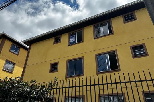 Fachada de apartamento à venda com 2 quartos, 47m² em Sítio Cercado, Curitiba