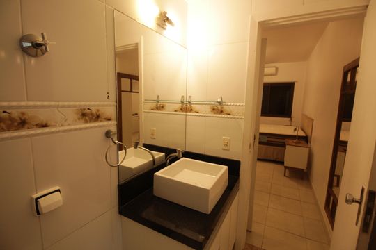 Banheiro da Suíte de apartamento para alugar com 3 quartos, 133m² em Embaré, Santos