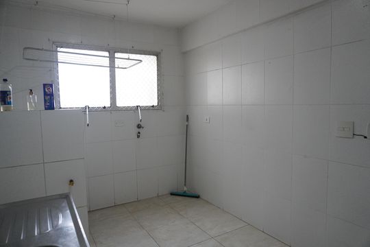 Cozinha de apartamento para alugar com 2 quartos, 56m² em Jardim Itapemirim, São Paulo