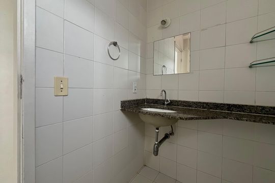 Banheiro de apartamento para alugar com 1 quarto, 39m² em Campo Belo, São Paulo
