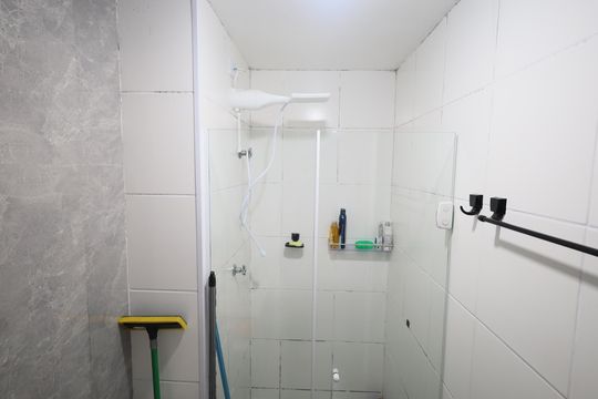 Banheiro de apartamento à venda com 2 quartos, 36m² em Presidente Altino, Osasco