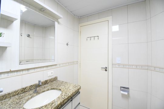 Banheiro de apartamento à venda com 3 quartos, 68m² em Centro, Curitiba