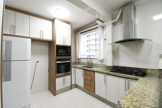 Cozinha de apartamento à venda com 3 quartos, 68m² em Centro, Curitiba