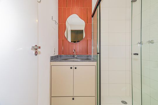 Banheiro de kitnet/studio para alugar com 1 quarto, 25m² em Vila Cordeiro, São Paulo