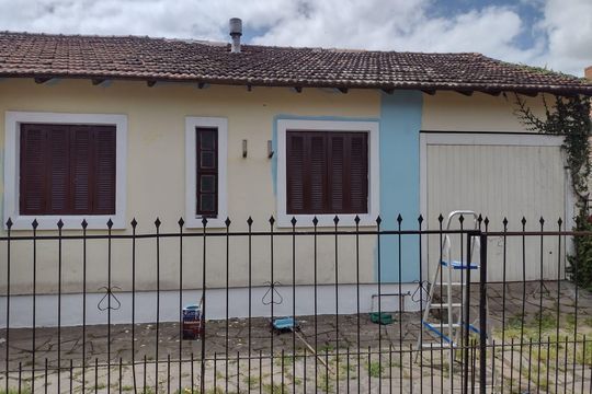 Fachada de casa para alugar com 2 quartos, 132m² em Jardim do Salso, Porto Alegre