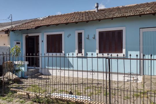 Fachada de casa para alugar com 2 quartos, 132m² em Jardim do Salso, Porto Alegre