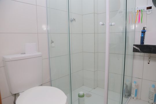 Banheiro de casa de condomínio à venda com 2 quartos, 42m² em Jardim Lideranca, São Paulo