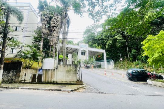 Fachada com placa instalada de apartamento para alugar com 2 quartos, 52m² em Lajeado, Cotia