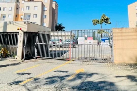 Fachada com placa instalada no portão de apartamento para alugar com 2 quartos, 45m² em Jardim Isis, Cotia