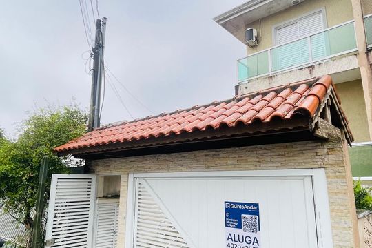 Fachada com placa instalada de casa de condomínio para alugar com 3 quartos, 260m² em Jardim Rio das Pedras, Cotia