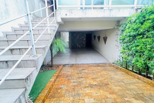 Garagem de casa de condomínio para alugar com 3 quartos, 260m² em Jardim Rio das Pedras, Cotia