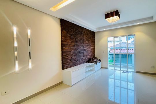 Casa de Condomínio para alugar com 3 quartos, 260m² em Jardim Rio das Pedras, Cotia