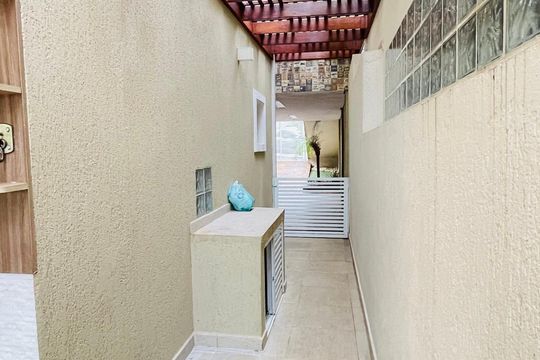 Corredor de acesso a área privativa de casa de condomínio para alugar com 3 quartos, 260m² em Jardim Rio das Pedras, Cotia