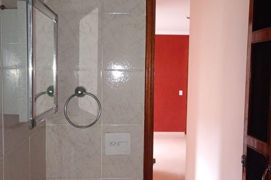 Banheiro de apartamento à venda com 2 quartos, 47m² em Jardim Arco-Iris, Diadema