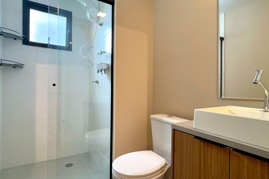 Banheiro de kitnet/studio à venda com 1 quarto, 29m² em Pinheiros, São Paulo