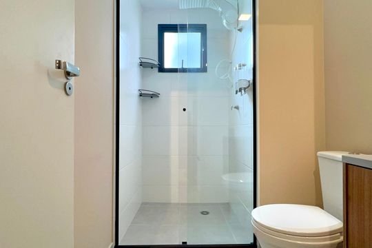 Banheiro de kitnet/studio à venda com 1 quarto, 29m² em Pinheiros, São Paulo
