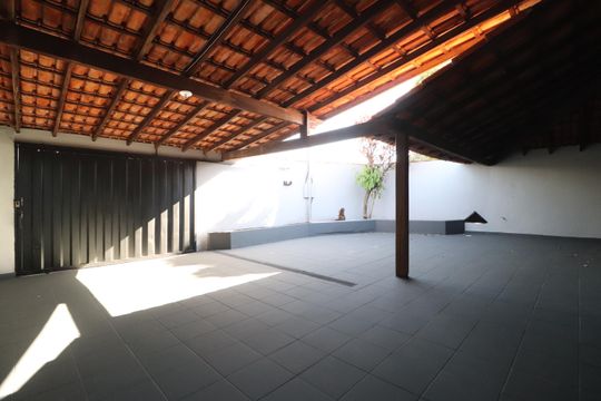 Garagem de casa para alugar com 2 quartos, 130m² em São Jorge, Uberlândia
