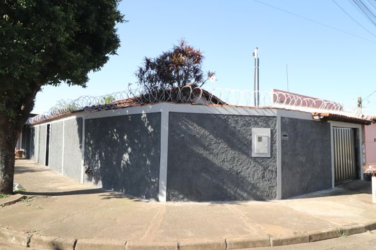 Fachada de casa para alugar com 2 quartos, 130m² em São Jorge, Uberlândia