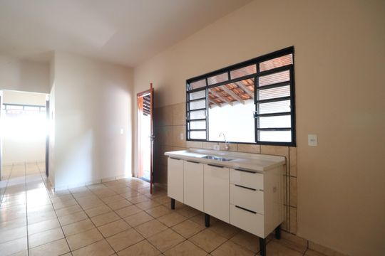 Cozinha de casa para alugar com 2 quartos, 130m² em São Jorge, Uberlândia