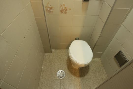 Banheiro de serviço de apartamento para alugar com 2 quartos, 89m² em José Menino, Santos