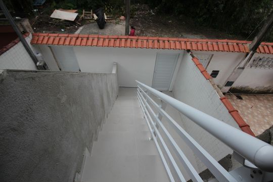 Escada de casa para alugar com 2 quartos, 95m² em Morro Nova Cintra, Santos