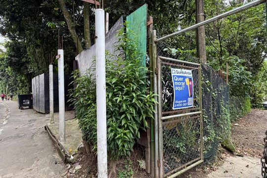 Placa instalada de casa para alugar com 2 quartos, 95m² em Morro Nova Cintra, Santos