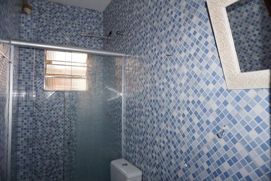 Banheiro de casa para alugar com 2 quartos, 60m² em Chácaras Caxingui, Embu das Artes