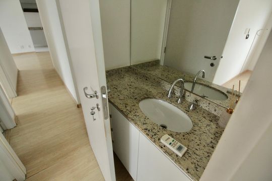 Banheiro da Suíte de apartamento para alugar com 2 quartos, 62m² em Macuco, Santos