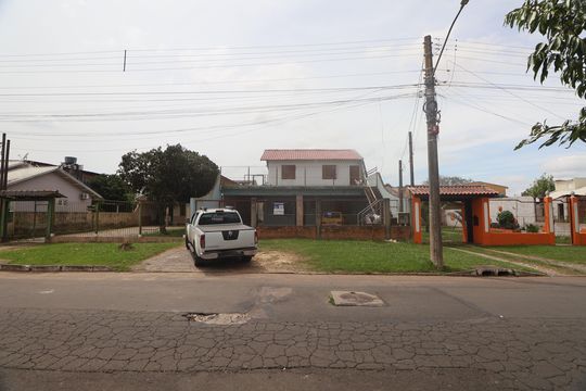 Fachada de casa à venda com 2 quartos, 470m² em Harmonia, Canoas