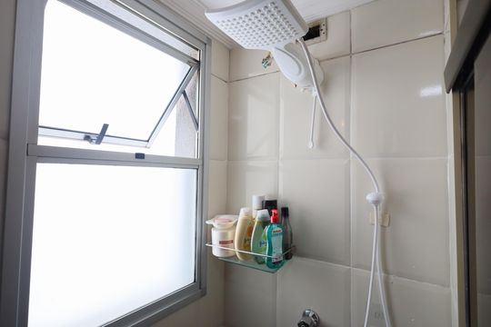 Banheiro de apartamento à venda com 2 quartos, 55m² em Jardim Roberto, Osasco