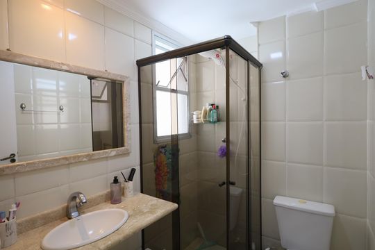 Banheiro de apartamento à venda com 2 quartos, 55m² em Jardim Roberto, Osasco