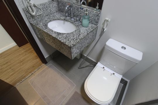 Banheiro da suíte 2 de apartamento à venda com 2 quartos, 67m² em Barra Olímpica, Rio de Janeiro