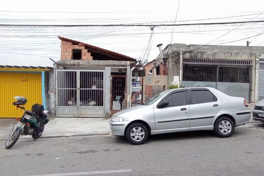 Fachada de casa para alugar com 1 quarto, 50m² em Taboão, Diadema