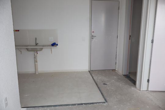 Sala/Cozinha de apartamento à venda com 2 quartos, 40m² em Fazenda da Juta, São Paulo