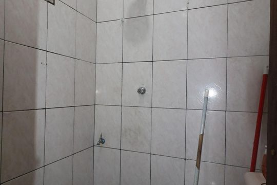 Banheiro de casa para alugar com 2 quartos, 80m² em Taboão, Diadema