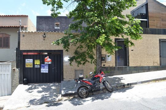 Fachada de casa para alugar com 2 quartos, 85m² em Goiânia, Belo Horizonte