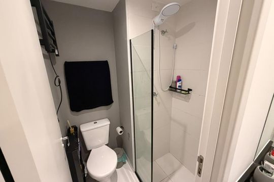 Banheiro de apartamento à venda com 1 quarto, 28m² em Pinheiros, São Paulo