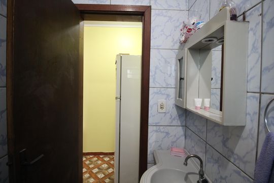 Banheiro de casa para alugar com 3 quartos, 90m² em Costa E Silva, Porto Alegre