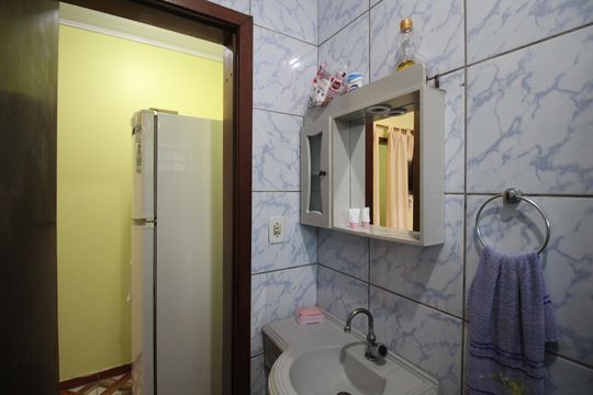 Banheiro de casa para alugar com 3 quartos, 90m² em Costa E Silva, Porto Alegre