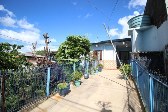 Quintal de casa para alugar com 3 quartos, 90m² em Costa E Silva, Porto Alegre