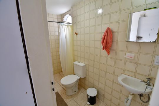 Banheiro de kitnet/studio para alugar com 1 quarto, 40m² em Centro, Campinas