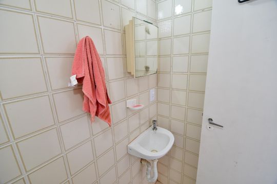 Banheiro de kitnet/studio para alugar com 1 quarto, 40m² em Centro, Campinas
