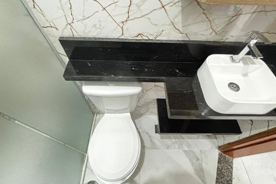 Banheiro de apartamento à venda com 2 quartos, 49m² em Jardim Santo André, Santo André