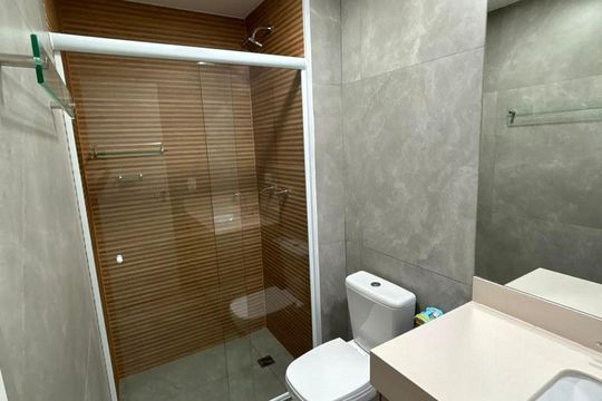 Banheiro de apartamento à venda com 1 quarto, 51m² em Alphaville Industrial, Barueri