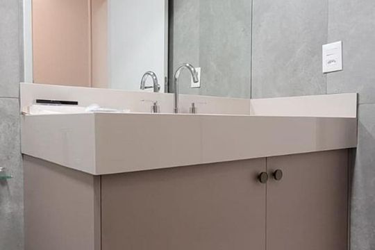 Banheiro de apartamento à venda com 1 quarto, 51m² em Alphaville Industrial, Barueri