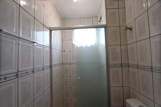 Banheiro de apartamento para alugar com 3 quartos, 61m² em Conjunto Habitacional Barreira Grande, São Paulo