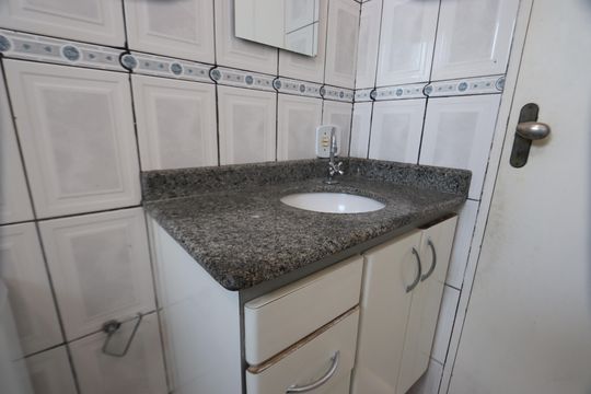Banheiro de apartamento para alugar com 3 quartos, 61m² em Conjunto Habitacional Barreira Grande, São Paulo