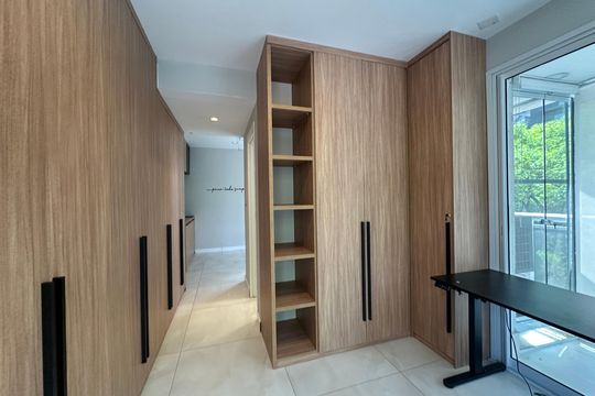 Closet da suíte de apartamento à venda com 2 quartos, 89m² em Dezoito do Forte Empresarial/alphaville., Barueri